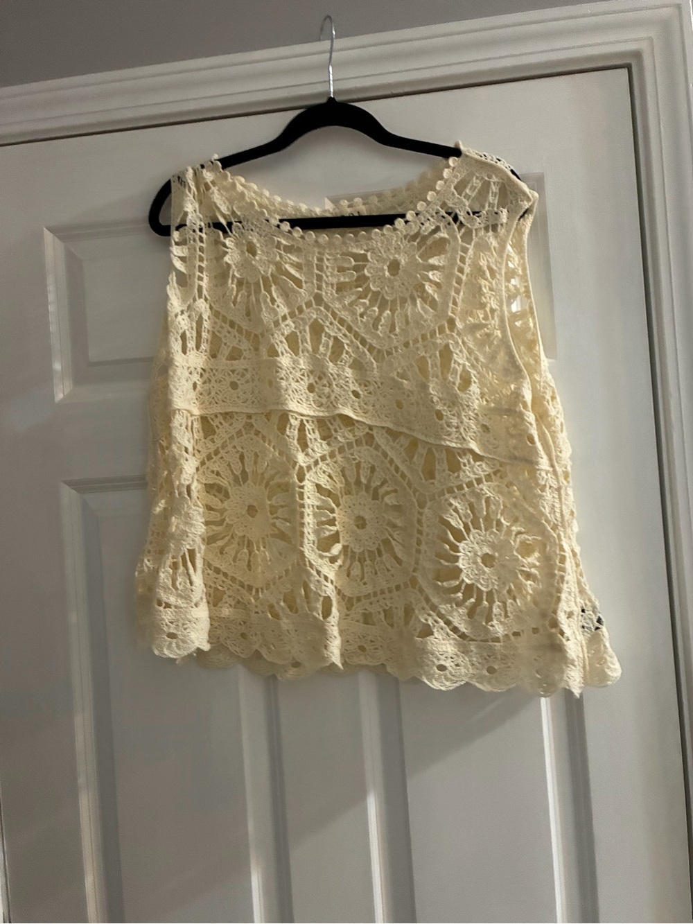 POL Crochet Lace Sleeveless Top in Cream